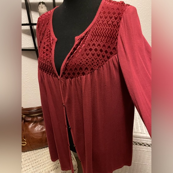 NWOT 89th & Madison burgundy top sz L - velvet pattern on shoulder & 3/4 sleeve - Picture 2 of 6